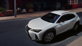 LEXUS UX 4