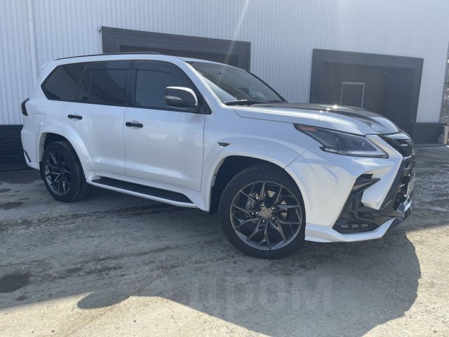 Lexus LX570 1